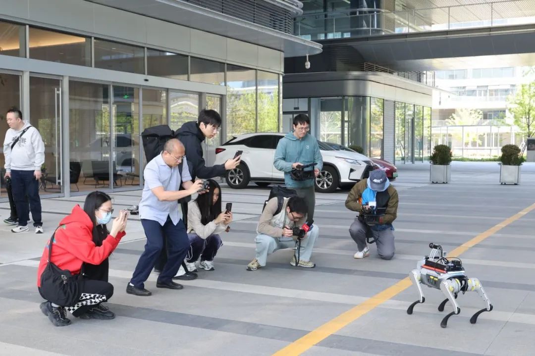 能送药、会唠嗑，这只杭州造机器狗如何“跑”进百姓生活？