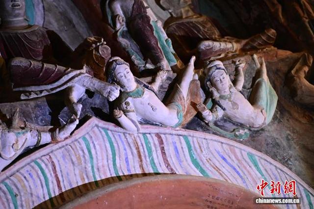 图为金塔寺石窟中的“高肉雕泥塑飞天”。“飞天”大半脱离壁面，以悬塑的姿态悬于石窟半空。高莹 摄