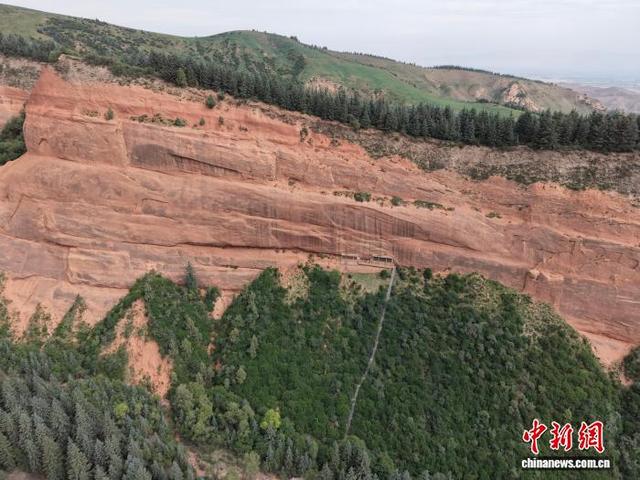 图为航拍金塔寺石窟外景。高莹 摄