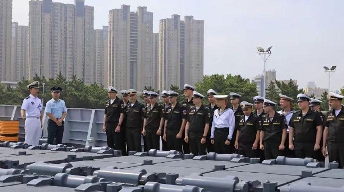 俄军官登052D垂发前集体沉默：中国海军已非昔日可比