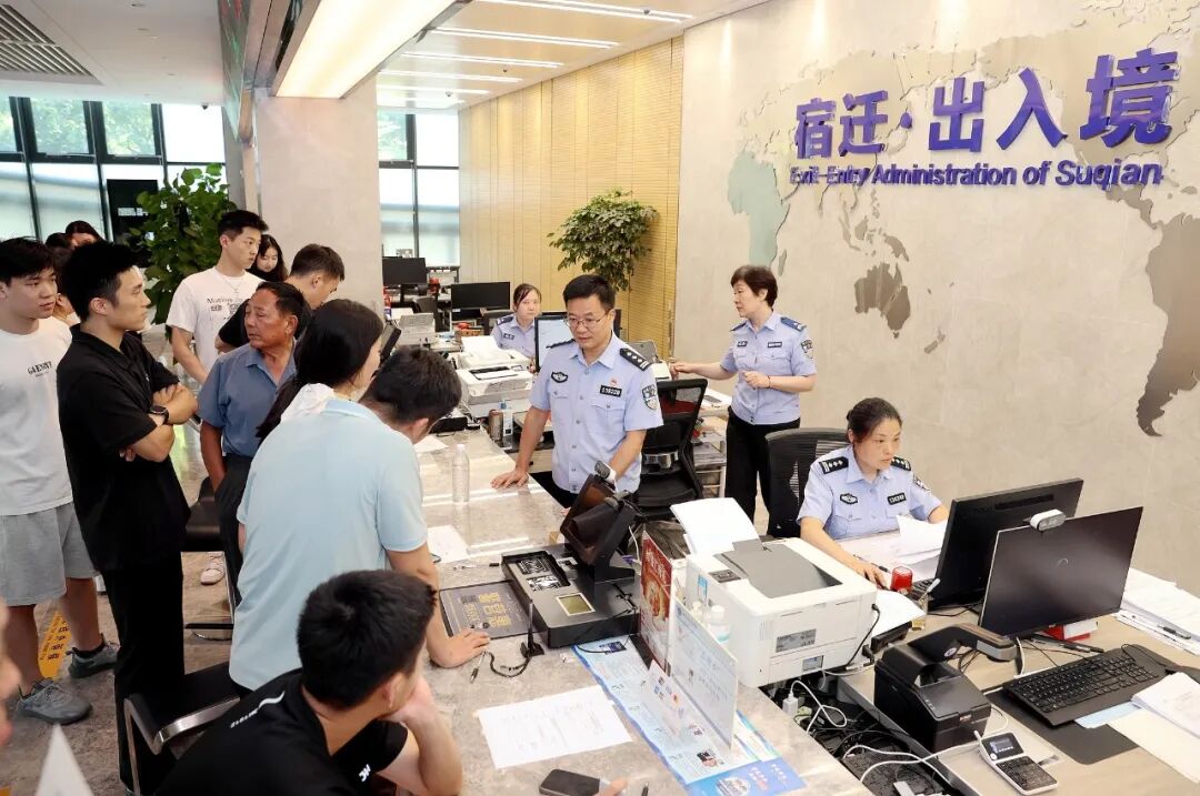 △江苏宿迁，办理出入境业务的市民络绎不绝。